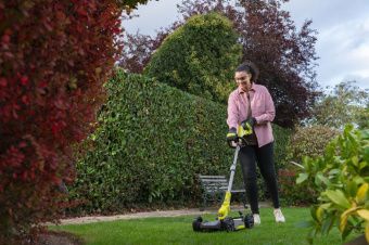 ONE + / Триммер-газонокосилка RYOBI RY18LMC30A-0