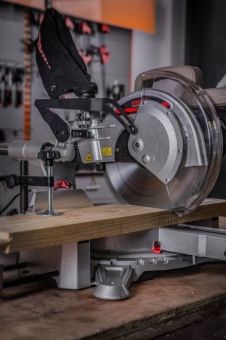 Пила торцовочная CROWN CT15233P