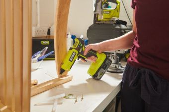 ONE + / Термоклеевой пистолет RYOBI RGL18-0