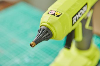 ONE + / Термоклеевой пистолет RYOBI RGLU18-0