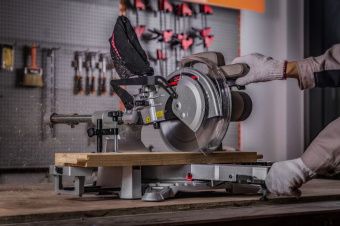 Пила торцовочная CROWN CT15233P