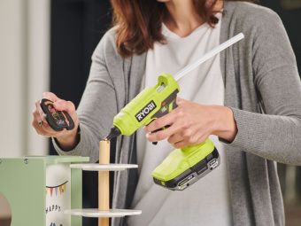 ONE + / Термоклеевой пистолет RYOBI RGLU18-0