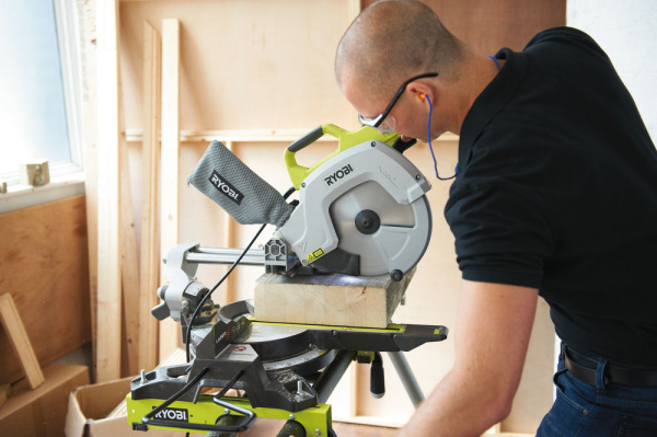 Пила торцовочная RYOBI EMS254L